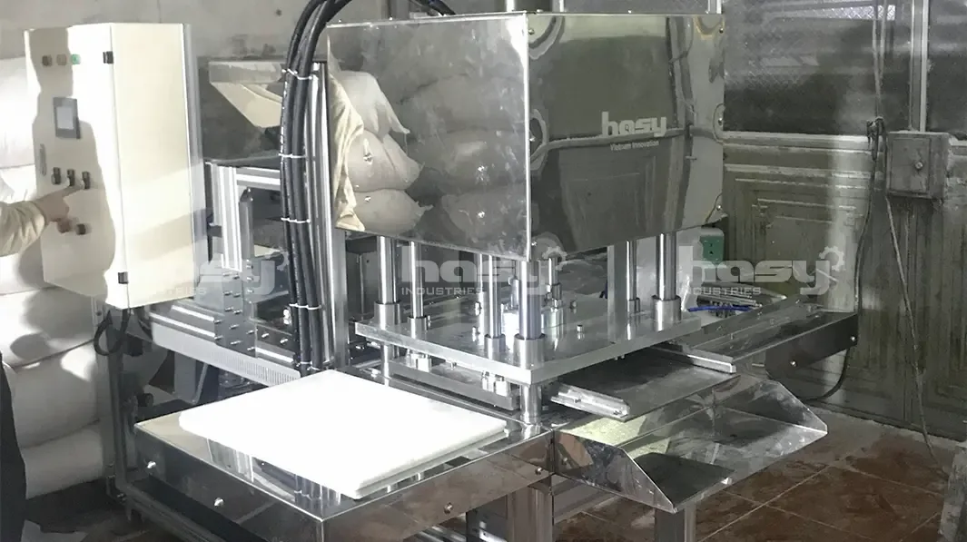 Máy ép bánh khảo đang ép một khay bánh