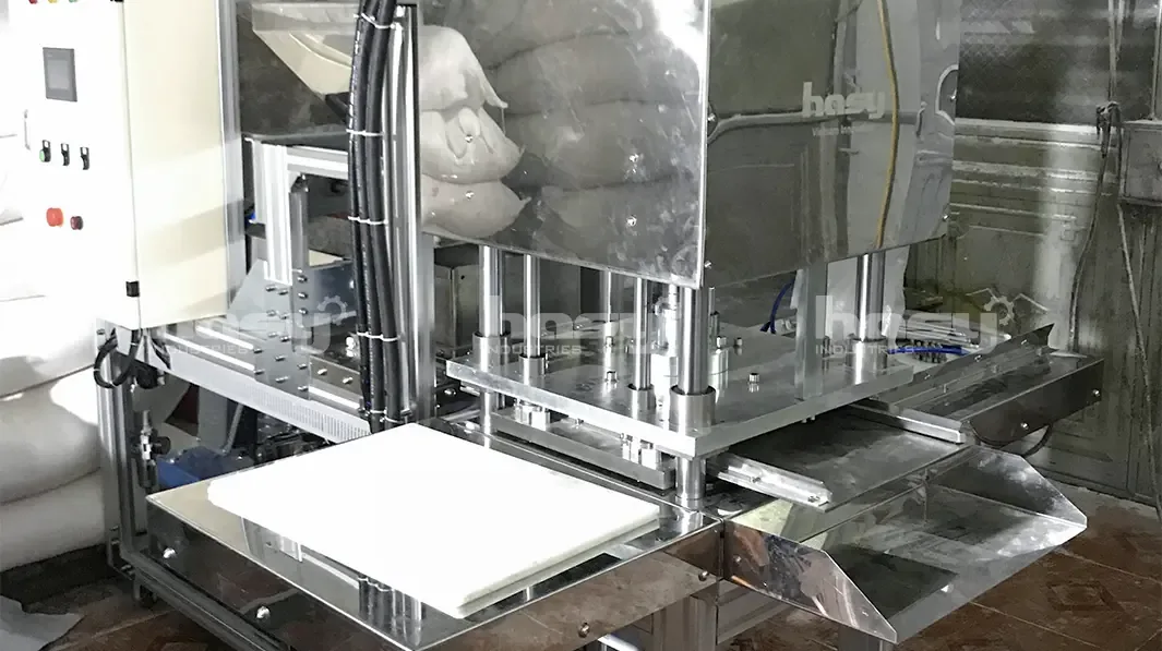 Đưa khay khuôn vào máy ép bánh khảo