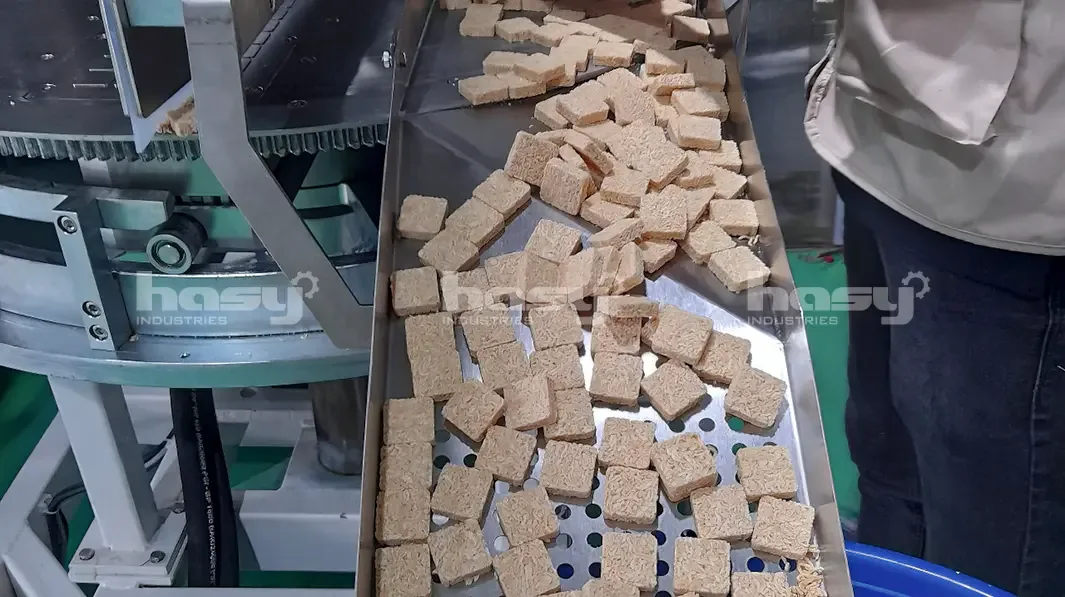 Viên mì tôm nén thành phẩm trên khay