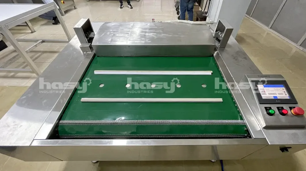 Máy hút chân không băng tải với màn hình cảm ứng