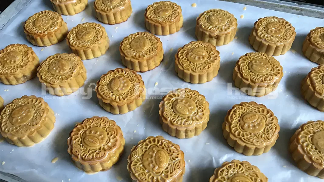 Bánh trung thu đã quét trứng, sẵn sàng vào lò