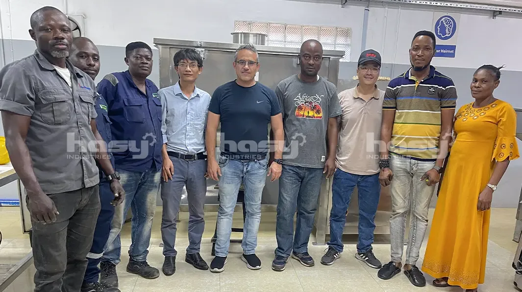 Đội ngũ Hasy Industries cùng đại diện khách hàng bên dây chuyền lương khô