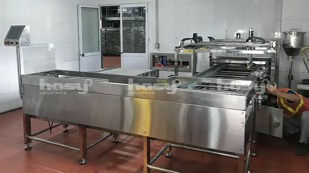Dây chuyền quét trứng bánh trung thu tại Kinh Đô