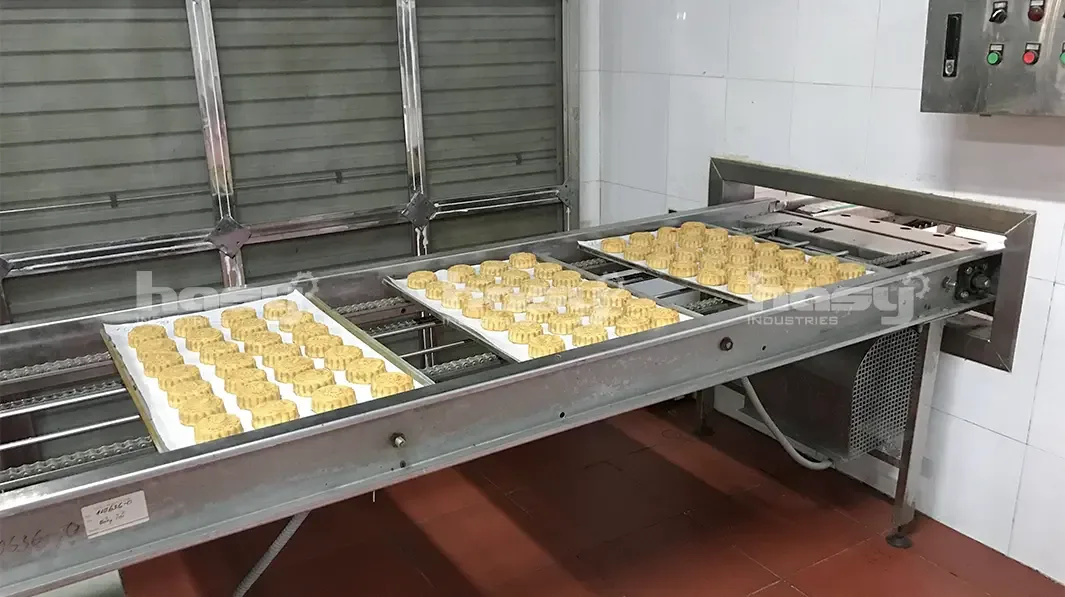 Khay bánh trung thu đi qua cụm quét trứng