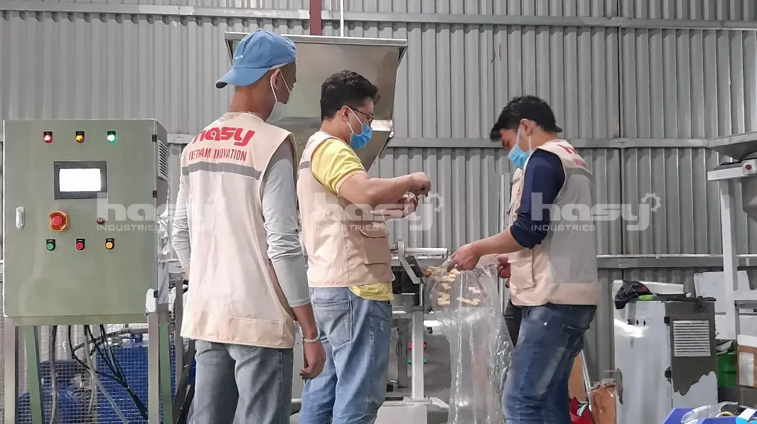 Kỹ sư chạy thử máy ép viên mì tôm