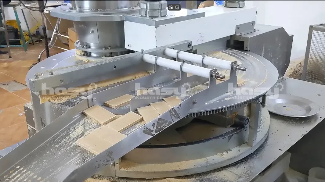 Mâm ép với bánh lương khô, Hải Châu
