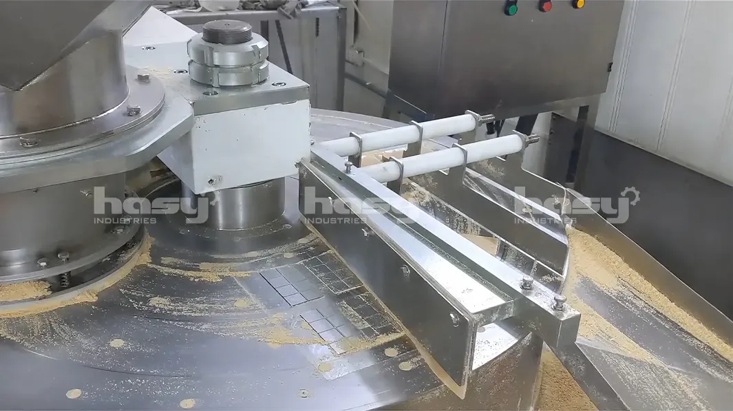 Cửa ra bánh của máy ép mâm quay, Hải Châu