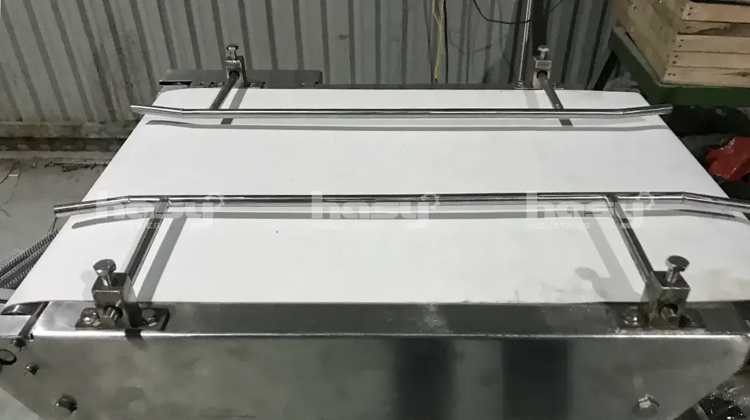 Băng tải thực phẩm inox với thanh dẫn chỉnh được