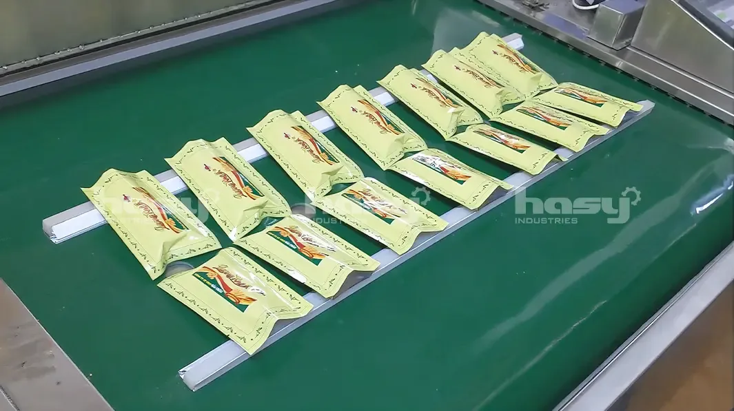 Lương khô đã hút chân không trên băng tải ra, Hải Châu