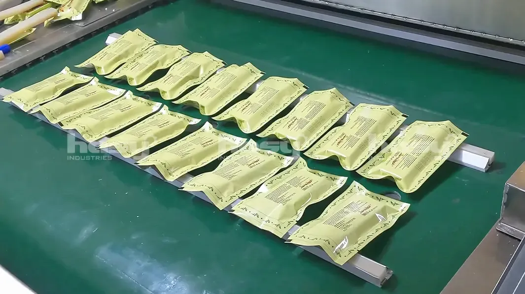 Hàng gói hút chân không trên băng tải ra